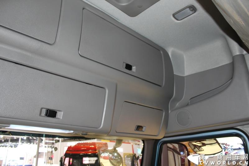 4月20日上午，东风柳汽终于在上海车展揭开“一部新卡车”——乘龙H7的面纱，此次上海车展柳汽展出三台乘龙H7系列产品，分别是两款牵引车和一款8x4重型载货车。图为东风柳汽上海车展全球首发推出的乘龙H7 8x4 载货车外观及内饰 