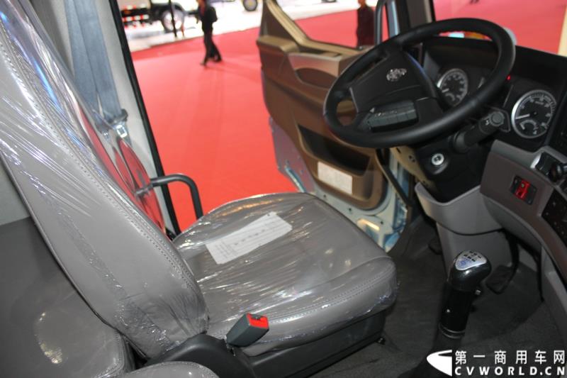 4月20日上午，东风柳汽终于在上海车展揭开“一部新卡车”——乘龙H7的面纱，此次上海车展柳汽展出三台乘龙H7系列产品，分别是两款牵引车和一款8x4重型载货车。图为东风柳汽上海车展全球首发推出的乘龙H7 8x4 载货车外观及内饰 