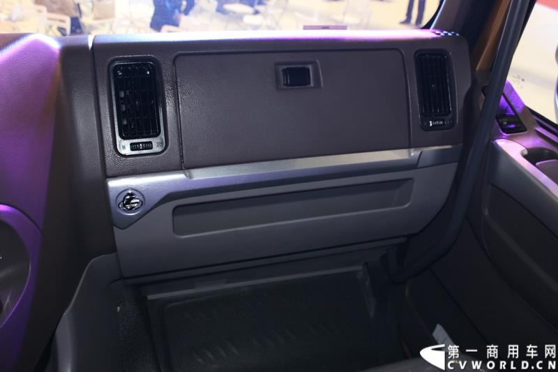 4月20日上午，东风柳汽终于在上海车展揭开“一部新卡车”——乘龙H7的面纱，此次上海车展柳汽展出三台乘龙H7系列产品，分别是两款牵引车和一款8x4重型载货车。图为东风柳汽上海车展全球首发推出的乘龙H7 6x4 平头牵引车外观及内饰 