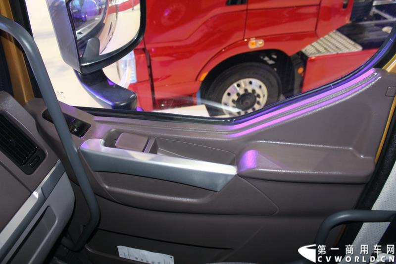 4月20日上午，东风柳汽终于在上海车展揭开“一部新卡车”——乘龙H7的面纱，此次上海车展柳汽展出三台乘龙H7系列产品，分别是两款牵引车和一款8x4重型载货车。图为东风柳汽上海车展全球首发推出的乘龙H7 6x4 平头牵引车外观及内饰 