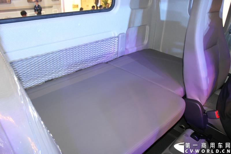 4月20日上午，东风柳汽终于在上海车展揭开“一部新卡车”——乘龙H7的面纱，此次上海车展柳汽展出三台乘龙H7系列产品，分别是两款牵引车和一款8x4重型载货车。图为东风柳汽上海车展全球首发推出的乘龙H7 6x4 平头牵引车外观及内饰 