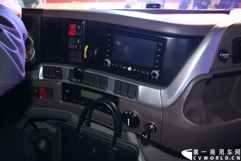 4月20日上午，东风柳汽终于在上海车展揭开“一部新卡车”——乘龙H7的面纱，此次上海车展柳汽展出三台乘龙H7系列产品，分别是两款牵引车和一款8x4重型载货车。图为东风柳汽上海车展全球首发推出的乘龙H7 6x4 平头牵引车外观及内饰 