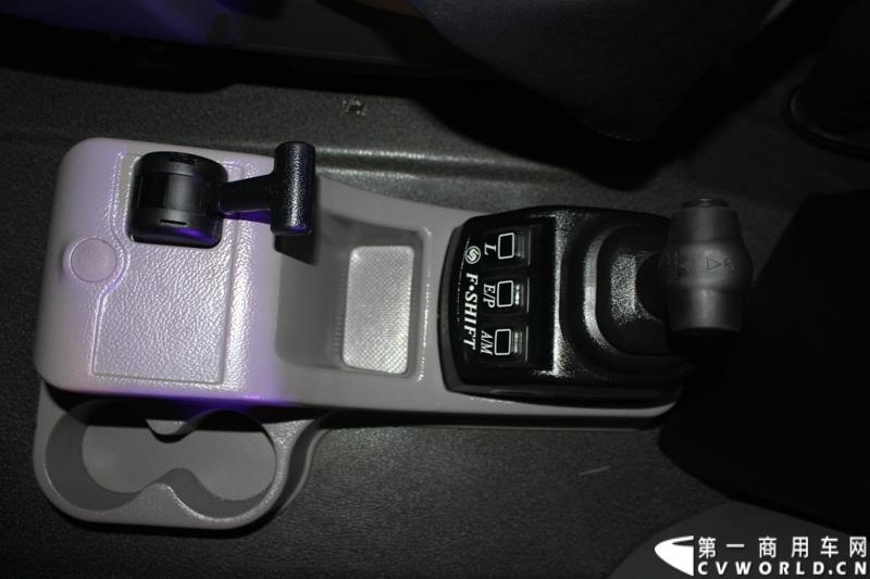 4月20日上午，东风柳汽终于在上海车展揭开“一部新卡车”——乘龙H7的面纱，此次上海车展柳汽展出三台乘龙H7系列产品，分别是两款牵引车和一款8x4重型载货车。图为东风柳汽上海车展全球首发推出的乘龙H7 6x4 平头牵引车外观及内饰 