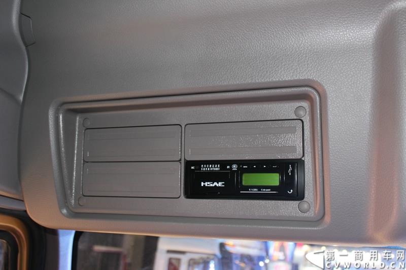 4月20日上午，东风柳汽终于在上海车展揭开“一部新卡车”——乘龙H7的面纱，此次上海车展柳汽展出三台乘龙H7系列产品，分别是两款牵引车和一款8x4重型载货车。图为东风柳汽上海车展全球首发推出的乘龙H7 6x4 平头牵引车外观及内饰 