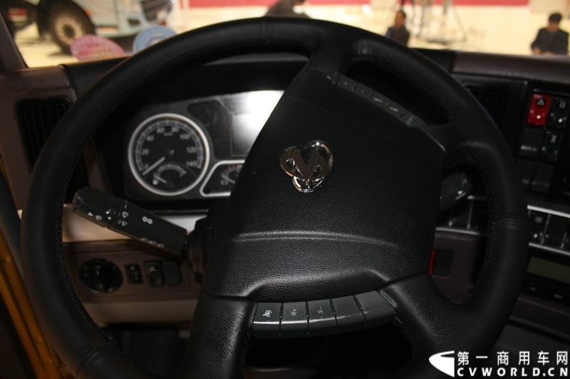 4月20日上午，东风柳汽终于在上海车展揭开“一部新卡车”——乘龙H7的面纱，此次上海车展柳汽展出三台乘龙H7系列产品，分别是两款牵引车和一款8x4重型载货车。图为东风柳汽上海车展全球首发推出的乘龙H7 6x4 平头牵引车外观及内饰 