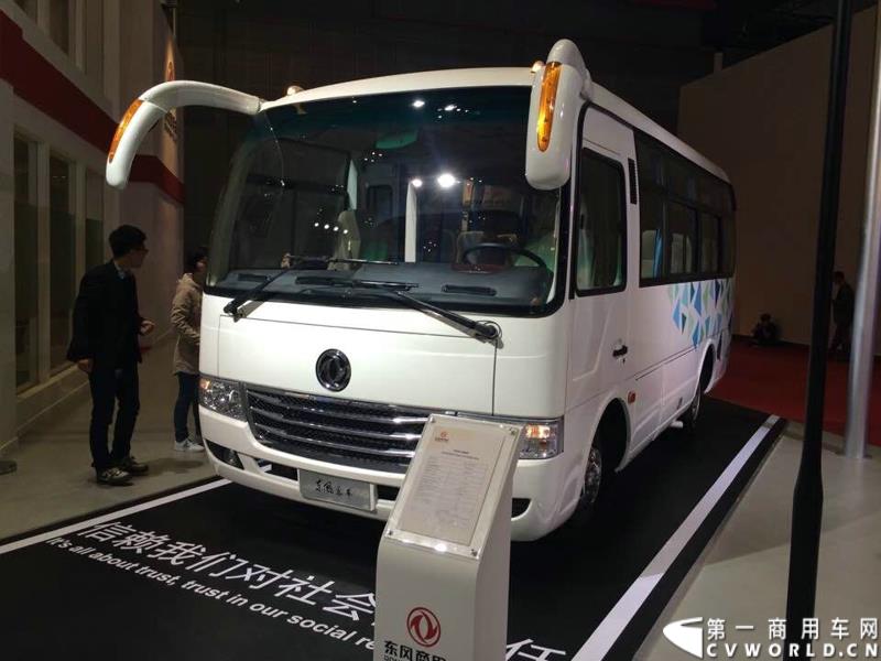 4月20日的上海车展媒体日上，三号馆（商用车展馆）迎来了开馆第一天的首秀——东风商用车有限公司在9点55分就举行了东风商用车开馆仪式，是众多参展的商用车企业中第一个展示自己展品和企业文化的厂商，可谓是抢得头彩。图为东风6米客车