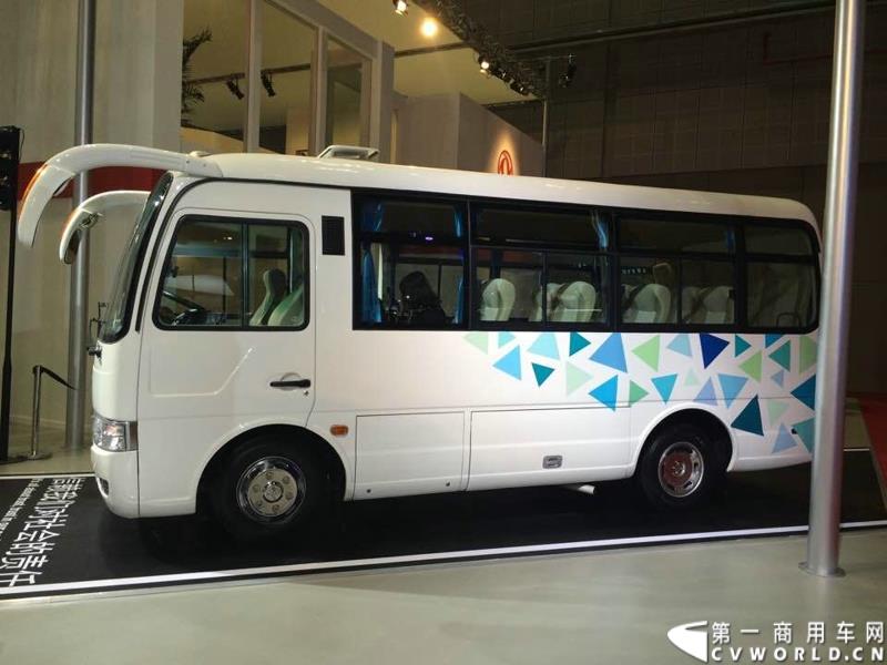 4月20日的上海车展媒体日上，三号馆（商用车展馆）迎来了开馆第一天的首秀——东风商用车有限公司在9点55分就举行了东风商用车开馆仪式，是众多参展的商用车企业中第一个展示自己展品和企业文化的厂商，可谓是抢得头彩。图为东风6米客车