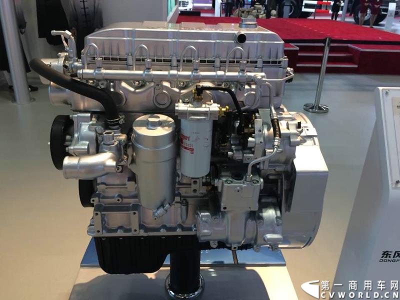 4月20日的上海车展媒体日上，三号馆（商用车展馆）迎来了开馆第一天的首秀——东风商用车有限公司在9点55分就举行了东风商用车开馆仪式，是众多参展的商用车企业中第一个展示自己展品和企业文化的厂商，可谓是抢得头彩。图东风DDi50国五发动机
