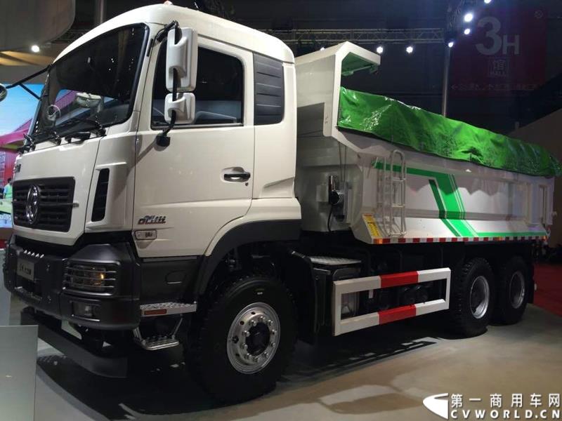 4月20日的上海车展媒体日上，三号馆（商用车展馆）迎来了开馆第一天的首秀——东风商用车有限公司在9点55分就举行了东风商用车开馆仪式，是众多参展的商用车企业中第一个展示自己展品和企业文化的厂商，可谓是抢得头彩。图为东风大力神