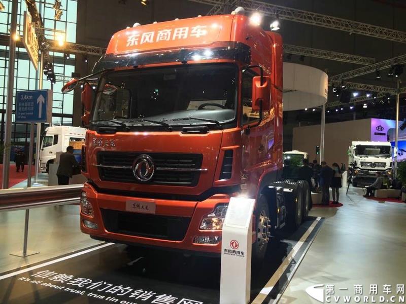 4月20日的上海车展媒体日上，三号馆（商用车展馆）迎来了开馆第一天的首秀——东风商用车有限公司在9点55分就举行了东风商用车开馆仪式，是众多参展的商用车企业中第一个展示自己展品和企业文化的厂商，可谓是抢得头彩。图为东风天龙 