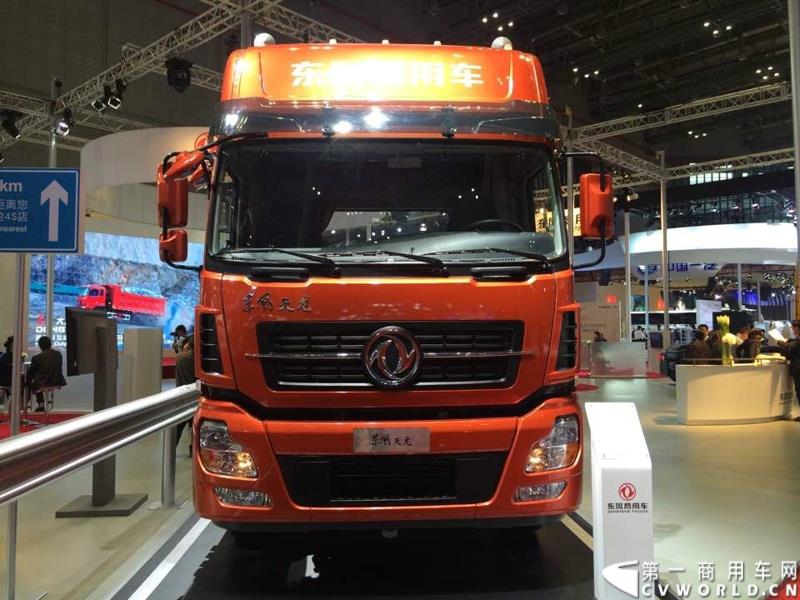 4月20日的上海车展媒体日上，三号馆（商用车展馆）迎来了开馆第一天的首秀——东风商用车有限公司在9点55分就举行了东风商用车开馆仪式，是众多参展的商用车企业中第一个展示自己展品和企业文化的厂商，可谓是抢得头彩。图为东风天龙 