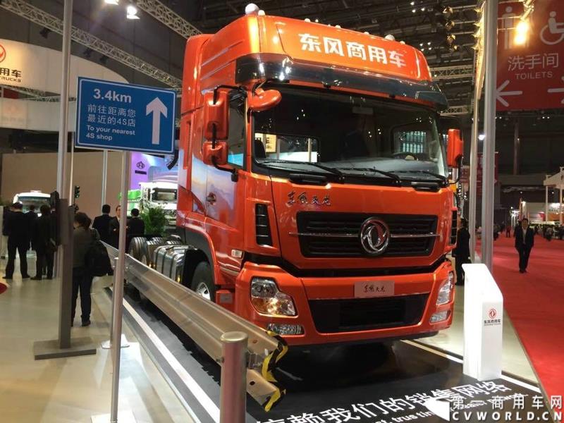 4月20日的上海车展媒体日上，三号馆（商用车展馆）迎来了开馆第一天的首秀——东风商用车有限公司在9点55分就举行了东风商用车开馆仪式，是众多参展的商用车企业中第一个展示自己展品和企业文化的厂商，可谓是抢得头彩。图为东风天龙 