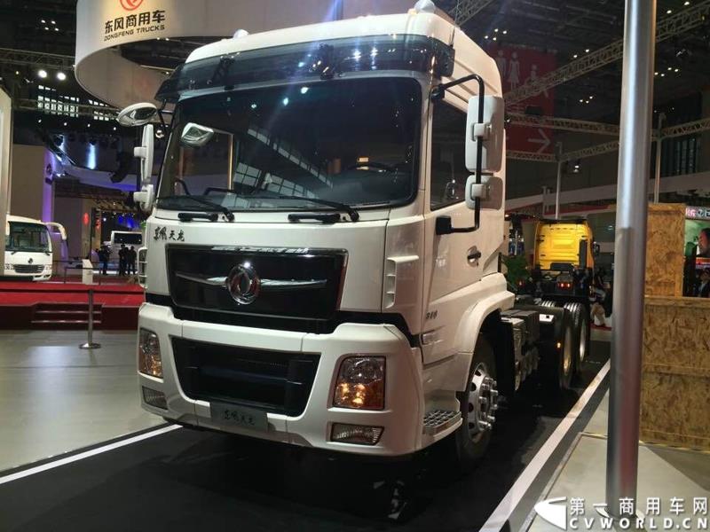 4月20日的上海车展媒体日上，三号馆（商用车展馆）迎来了开馆第一天的首秀——东风商用车有限公司在9点55分就举行了东风商用车开馆仪式，是众多参展的商用车企业中第一个展示自己展品和企业文化的厂商，可谓是抢得头彩。图为该款＂天龙＂实为东风天锦平台升级的准重卡 