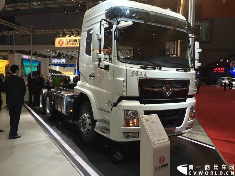 4月20日的上海车展媒体日上，三号馆（商用车展馆）迎来了开馆第一天的首秀——东风商用车有限公司在9点55分就举行了东风商用车开馆仪式，是众多参展的商用车企业中第一个展示自己展品和企业文化的厂商，可谓是抢得头彩。图为该款＂天龙＂实为东风天锦平台升级的准重卡 