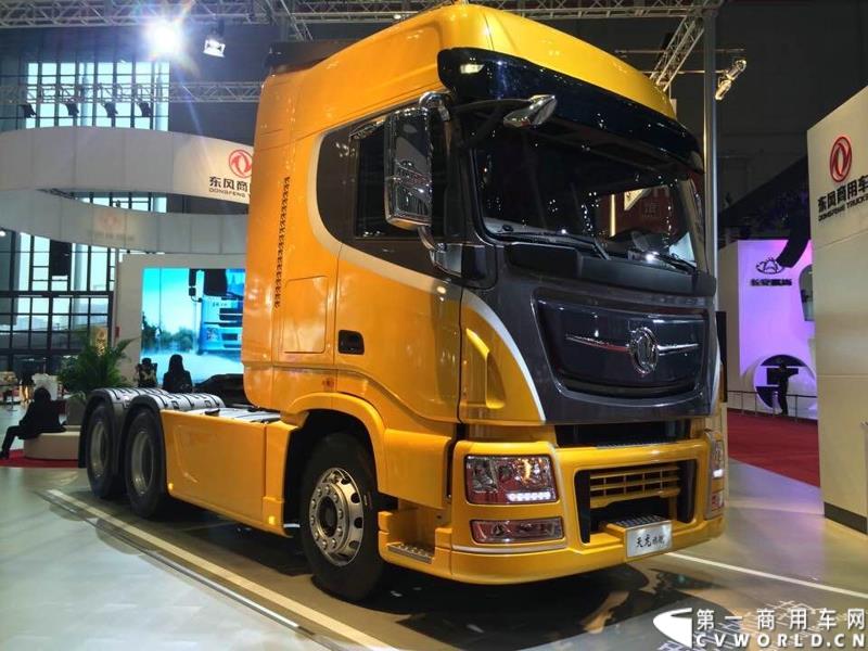 4月20日的上海车展媒体日上，三号馆（商用车展馆）迎来了开馆第一天的首秀——东风商用车有限公司在9点55分就举行了东风商用车开馆仪式，是众多参展的商用车企业中第一个展示自己展品和企业文化的厂商，可谓是抢得头彩。图为天龙旗舰 