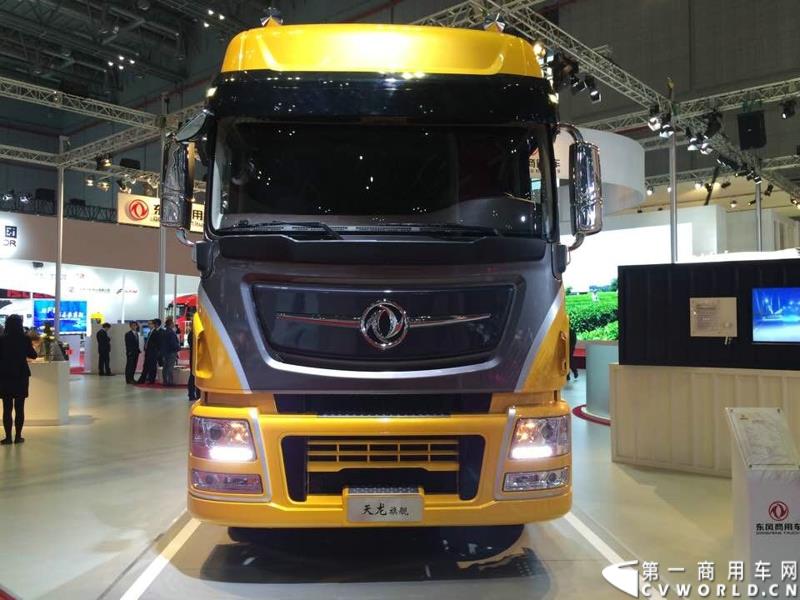 4月20日的上海车展媒体日上，三号馆（商用车展馆）迎来了开馆第一天的首秀——东风商用车有限公司在9点55分就举行了东风商用车开馆仪式，是众多参展的商用车企业中第一个展示自己展品和企业文化的厂商，可谓是抢得头彩。图为天龙旗舰 