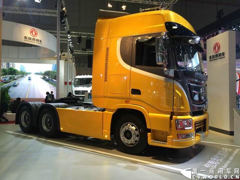 4月20日的上海车展媒体日上，三号馆（商用车展馆）迎来了开馆第一天的首秀——东风商用车有限公司在9点55分就举行了东风商用车开馆仪式，是众多参展的商用车企业中第一个展示自己展品和企业文化的厂商，可谓是抢得头彩。图为天龙旗舰 