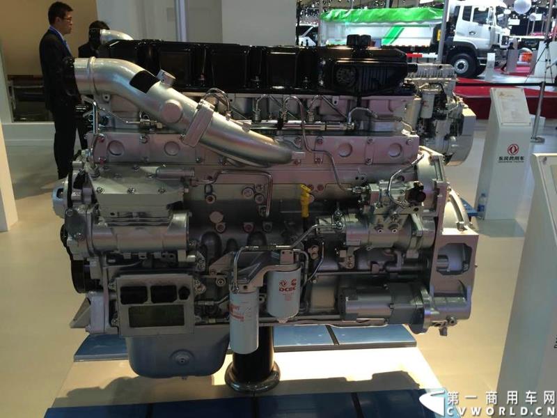 4月20日的上海车展媒体日上，三号馆（商用车展馆）迎来了开馆第一天的首秀——东风商用车有限公司在9点55分就举行了东风商用车开馆仪式，是众多参展的商用车企业中第一个展示自己展品和企业文化的厂商，可谓是抢得头彩。图为东风康明斯ISZ13发动机