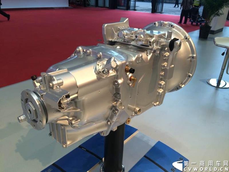 4月20日的上海车展媒体日上，三号馆（商用车展馆）迎来了开馆第一天的首秀——东风商用车有限公司在9点55分就举行了东风商用车开馆仪式，是众多参展的商用车企业中第一个展示自己展品和企业文化的厂商，可谓是抢得头彩。图为沃尔沃技术的东风DT1422重型变速箱 