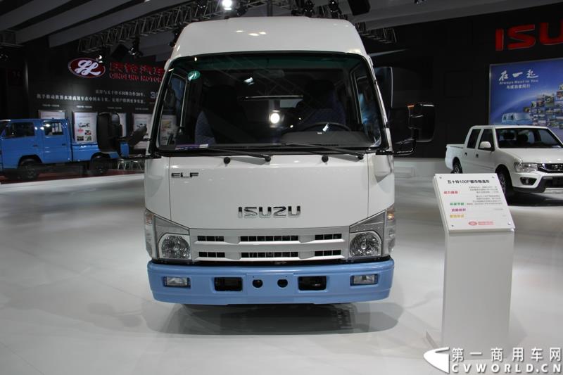 第十六届上海国际汽车工业展览会在国家会展中心（上海）隆重启幕，庆铃汽车股份有限公司以“铸就经典 引领价值”为主题，携旗下五十铃系列轻型商用车、中型商用车、重型商用车、皮卡车全系产品，共7款车型参展。图为五十铃100p都市物流车