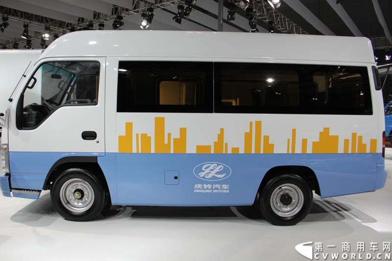 第十六届上海国际汽车工业展览会在国家会展中心（上海）隆重启幕，庆铃汽车股份有限公司以“铸就经典 引领价值”为主题，携旗下五十铃系列轻型商用车、中型商用车、重型商用车、皮卡车全系产品，共7款车型参展。图为五十铃100p都市物流车