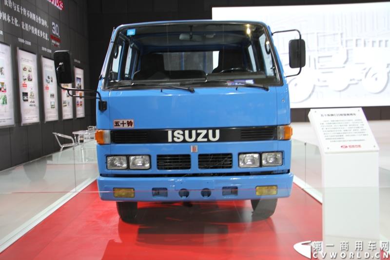 第十六届上海国际汽车工业展览会在国家会展中心（上海）隆重启幕，庆铃汽车股份有限公司以“铸就经典 引领价值”为主题，携旗下五十铃系列轻型商用车、中型商用车、重型商用车、皮卡车全系产品，共7款车型参展。图为五十铃630轻型商用车