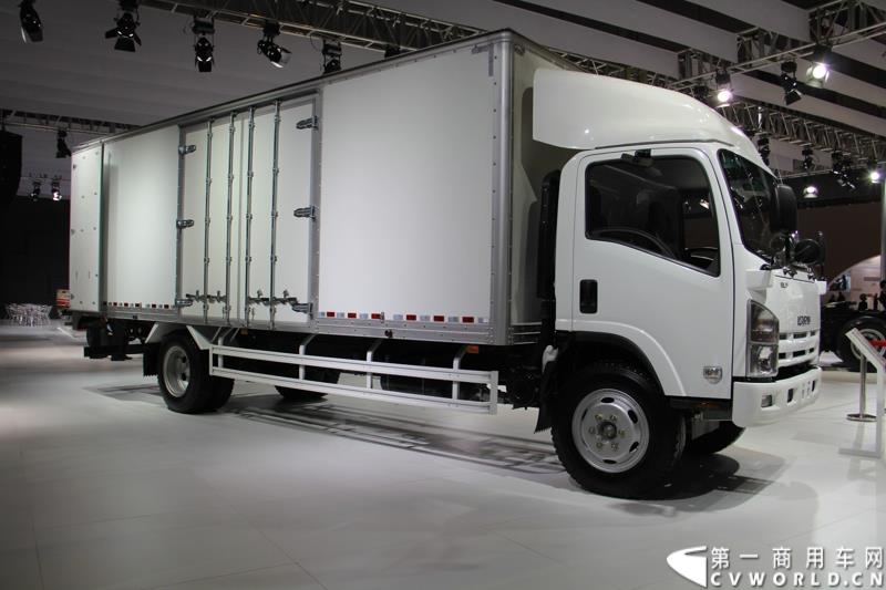 第十六届上海国际汽车工业展览会在国家会展中心（上海）隆重启幕，庆铃汽车股份有限公司以“铸就经典 引领价值”为主题，携旗下五十铃系列轻型商用车、中型商用车、重型商用车、皮卡车全系产品，共7款车型参展。图为五十铃700p中型商用车