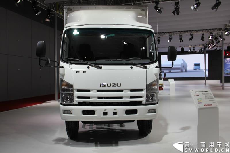 第十六届上海国际汽车工业展览会在国家会展中心（上海）隆重启幕，庆铃汽车股份有限公司以“铸就经典 引领价值”为主题，携旗下五十铃系列轻型商用车、中型商用车、重型商用车、皮卡车全系产品，共7款车型参展。图为五十铃700p中型商用车