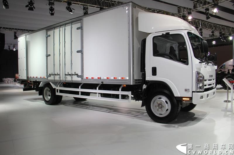 第十六届上海国际汽车工业展览会在国家会展中心（上海）隆重启幕，庆铃汽车股份有限公司以“铸就经典 引领价值”为主题，携旗下五十铃系列轻型商用车、中型商用车、重型商用车、皮卡车全系产品，共7款车型参展。图为五十铃700p中型商用车