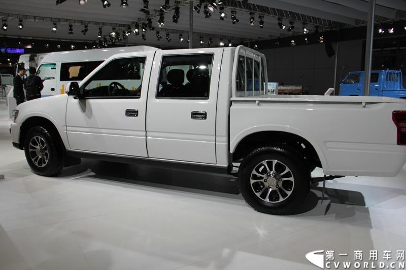 第十六届上海国际汽车工业展览会在国家会展中心（上海）隆重启幕，庆铃汽车股份有限公司以“铸就经典 引领价值”为主题，携旗下五十铃系列轻型商用车、中型商用车、重型商用车、皮卡车全系产品，共7款车型参展。图为五十铃2015款汽、柴油皮卡车