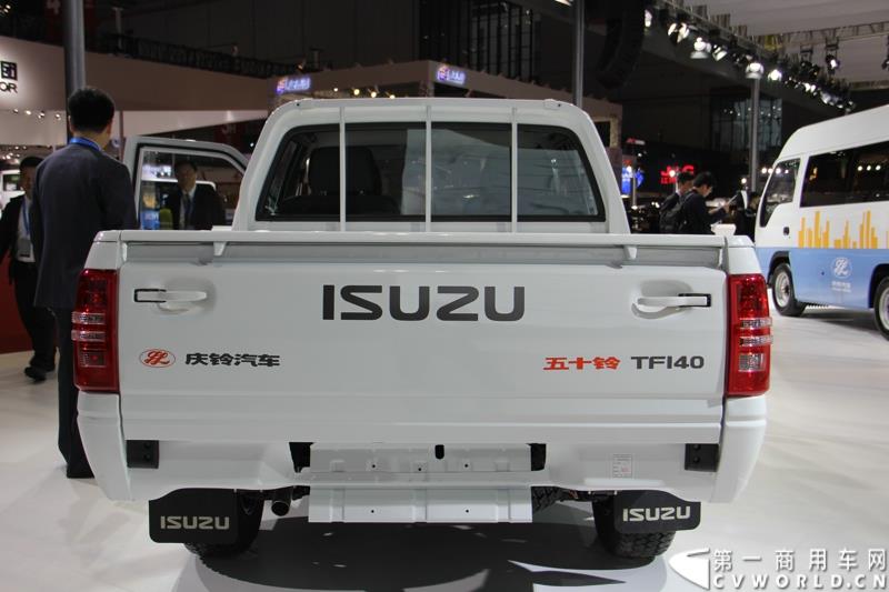 第十六届上海国际汽车工业展览会在国家会展中心（上海）隆重启幕，庆铃汽车股份有限公司以“铸就经典 引领价值”为主题，携旗下五十铃系列轻型商用车、中型商用车、重型商用车、皮卡车全系产品，共7款车型参展。图为五十铃2015款汽、柴油皮卡车