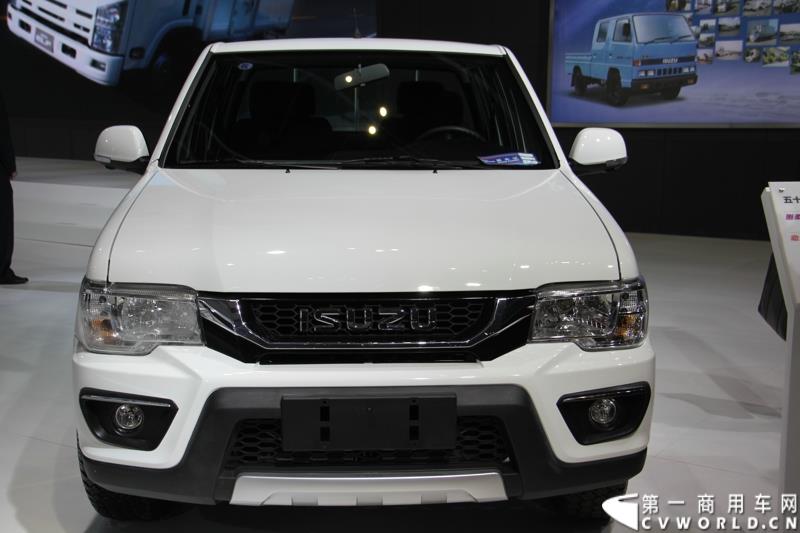 第十六届上海国际汽车工业展览会在国家会展中心（上海）隆重启幕，庆铃汽车股份有限公司以“铸就经典 引领价值”为主题，携旗下五十铃系列轻型商用车、中型商用车、重型商用车、皮卡车全系产品，共7款车型参展。图为五十铃2015款汽、柴油皮卡车
