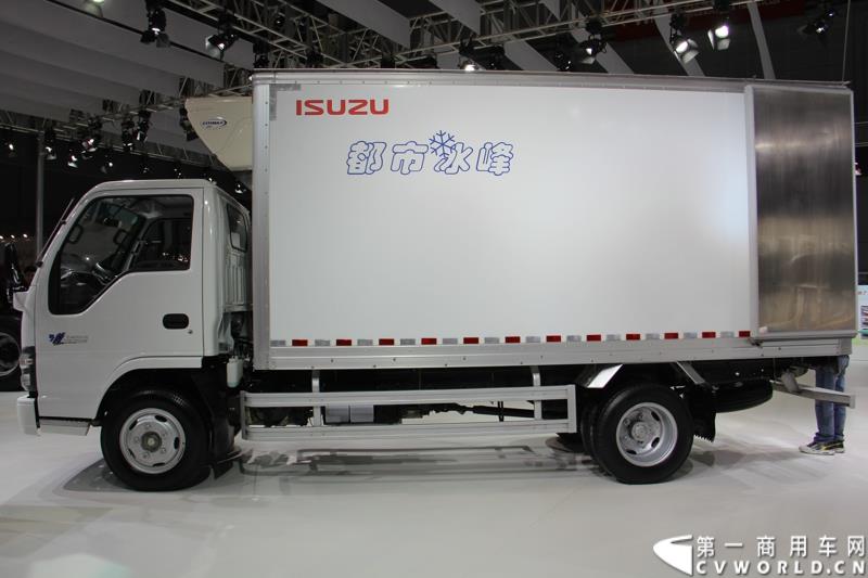 第十六届上海国际汽车工业展览会在国家会展中心（上海）隆重启幕，庆铃汽车股份有限公司以“铸就经典 引领价值”为主题，携旗下五十铃系列轻型商用车、中型商用车、重型商用车、皮卡车全系产品，共7款车型参展。图为五十铃600p轻型冷藏车