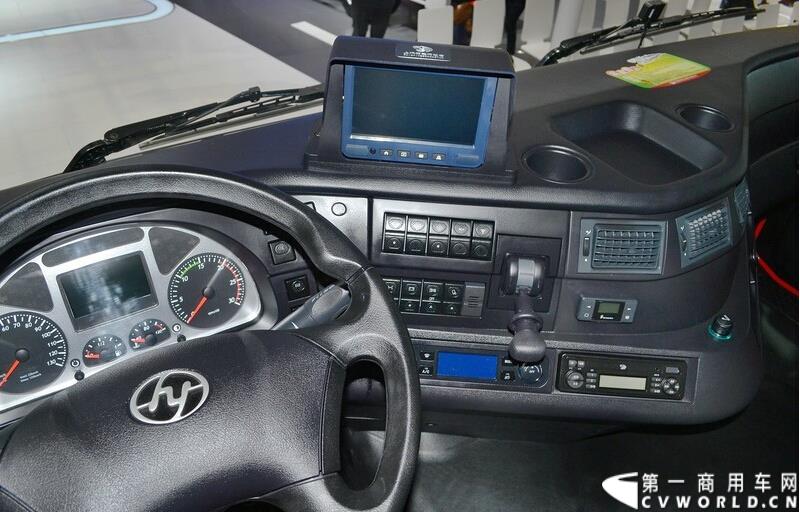 4月20日，在第十六上海国际车展上，上汽依维柯红岩商用车有限公司汇聚中意智慧，定位高端物流运输标杆，全面升级的全新杰狮亮相上海车展。图为红岩杰狮480 6x4牵引车