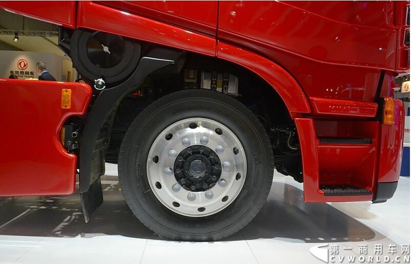 4月20日，在第十六上海国际车展上，上汽依维柯红岩商用车有限公司汇聚中意智慧，定位高端物流运输标杆，全面升级的全新杰狮亮相上海车展。图为红岩杰狮480 6x4牵引车