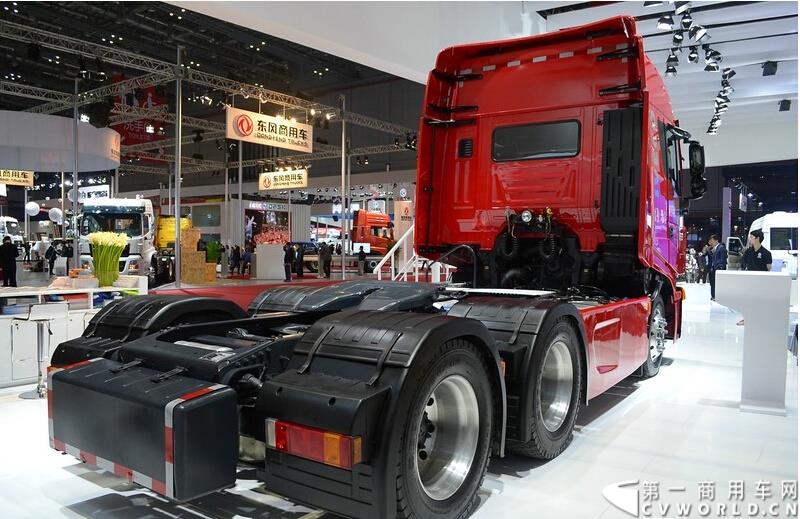 4月20日，在第十六上海国际车展上，上汽依维柯红岩商用车有限公司汇聚中意智慧，定位高端物流运输标杆，全面升级的全新杰狮亮相上海车展。图为红岩杰狮480 6x4牵引车