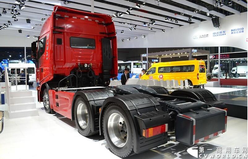 4月20日，在第十六上海国际车展上，上汽依维柯红岩商用车有限公司汇聚中意智慧，定位高端物流运输标杆，全面升级的全新杰狮亮相上海车展。图为红岩杰狮480 6x4牵引车