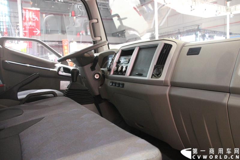 4月20日，万人瞩目的上海车展在上海国家会展中心开幕。作为中国商用车领域的“领航者”，重卡市场的“老大哥”，此次一汽解放携4款车型亮相展台，其中参展车型包括解放J6L载货车、J6领航版牵引车、J6F厢式车以及新车JH6高端重卡。图为解放J6F厢式车