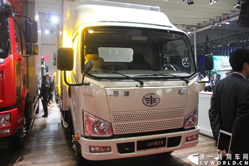 4月20日，万人瞩目的上海车展在上海国家会展中心开幕。作为中国商用车领域的“领航者”，重卡市场的“老大哥”，此次一汽解放携4款车型亮相展台，其中参展车型包括解放J6L载货车、J6领航版牵引车、J6F厢式车以及新车JH6高端重卡。图为解放J6F厢式车