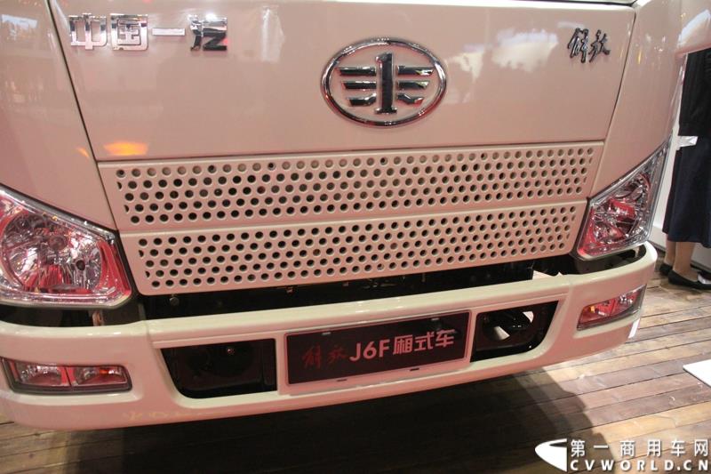 4月20日，万人瞩目的上海车展在上海国家会展中心开幕。作为中国商用车领域的“领航者”，重卡市场的“老大哥”，此次一汽解放携4款车型亮相展台，其中参展车型包括解放J6L载货车、J6领航版牵引车、J6F厢式车以及新车JH6高端重卡。图为解放J6F厢式车