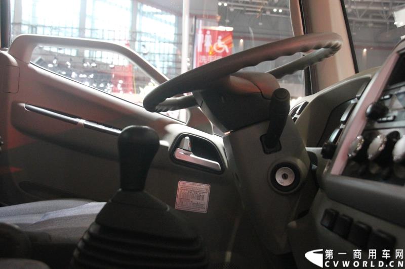 4月20日，万人瞩目的上海车展在上海国家会展中心开幕。作为中国商用车领域的“领航者”，重卡市场的“老大哥”，此次一汽解放携4款车型亮相展台，其中参展车型包括解放J6L载货车、J6领航版牵引车、J6F厢式车以及新车JH6高端重卡。图为解放J6F厢式车