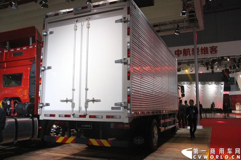4月20日，万人瞩目的上海车展在上海国家会展中心开幕。作为中国商用车领域的“领航者”，重卡市场的“老大哥”，此次一汽解放携4款车型亮相展台，其中参展车型包括解放J6L载货车、J6领航版牵引车、J6F厢式车以及新车JH6高端重卡。图为解放J6L载货车
