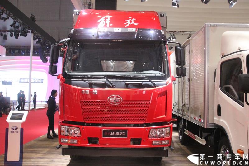 4月20日，万人瞩目的上海车展在上海国家会展中心开幕。作为中国商用车领域的“领航者”，重卡市场的“老大哥”，此次一汽解放携4款车型亮相展台，其中参展车型包括解放J6L载货车、J6领航版牵引车、J6F厢式车以及新车JH6高端重卡。图为解放J6L载货车