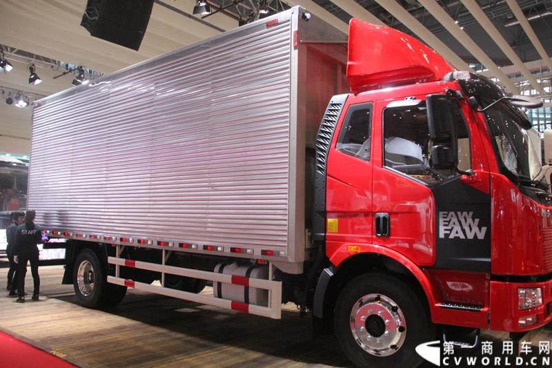 4月20日，万人瞩目的上海车展在上海国家会展中心开幕。作为中国商用车领域的“领航者”，重卡市场的“老大哥”，此次一汽解放携4款车型亮相展台，其中参展车型包括解放J6L载货车、J6领航版牵引车、J6F厢式车以及新车JH6高端重卡。图为解放J6L载货车