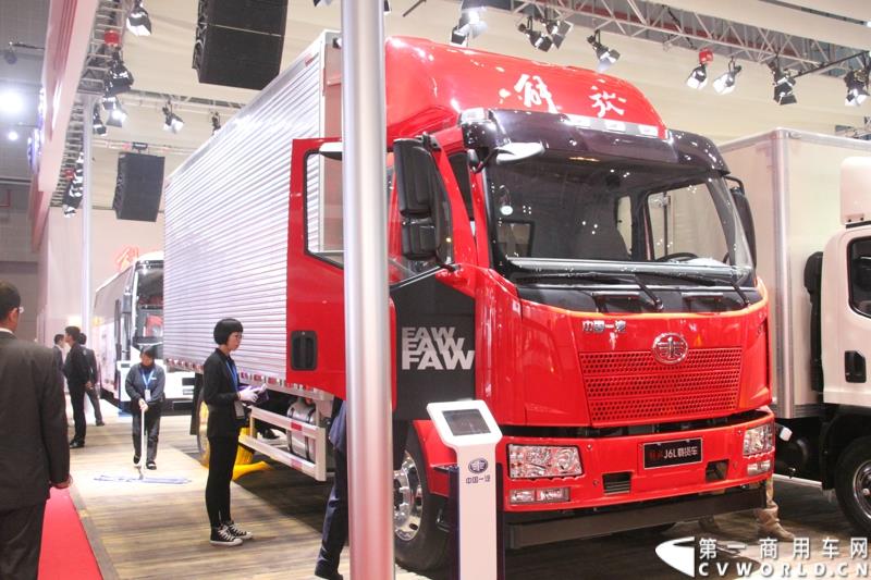 4月20日，万人瞩目的上海车展在上海国家会展中心开幕。作为中国商用车领域的“领航者”，重卡市场的“老大哥”，此次一汽解放携4款车型亮相展台，其中参展车型包括解放J6L载货车、J6领航版牵引车、J6F厢式车以及新车JH6高端重卡。图为解放J6L载货车