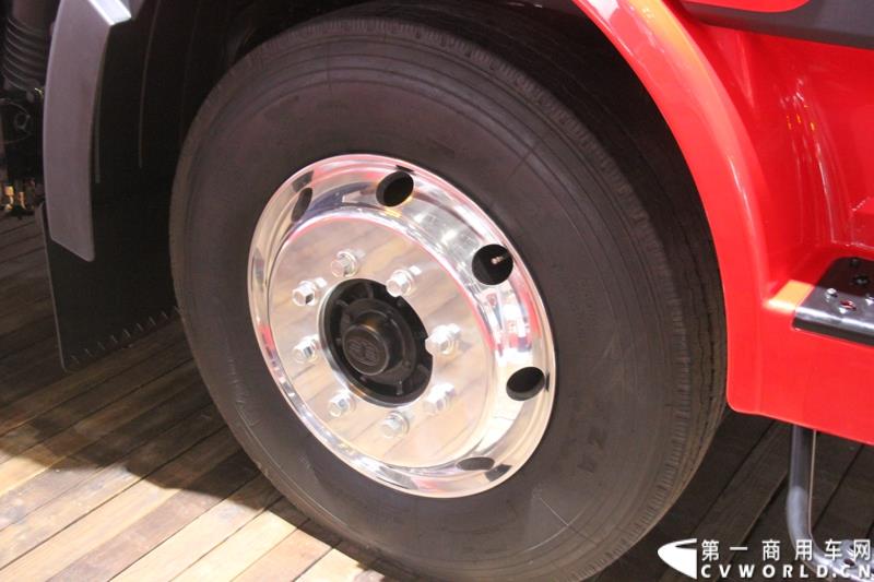 4月20日，万人瞩目的上海车展在上海国家会展中心开幕。作为中国商用车领域的“领航者”，重卡市场的“老大哥”，此次一汽解放携4款车型亮相展台，其中参展车型包括解放J6L载货车、J6领航版牵引车、J6F厢式车以及新车JH6高端重卡。图为解放J6L载货车