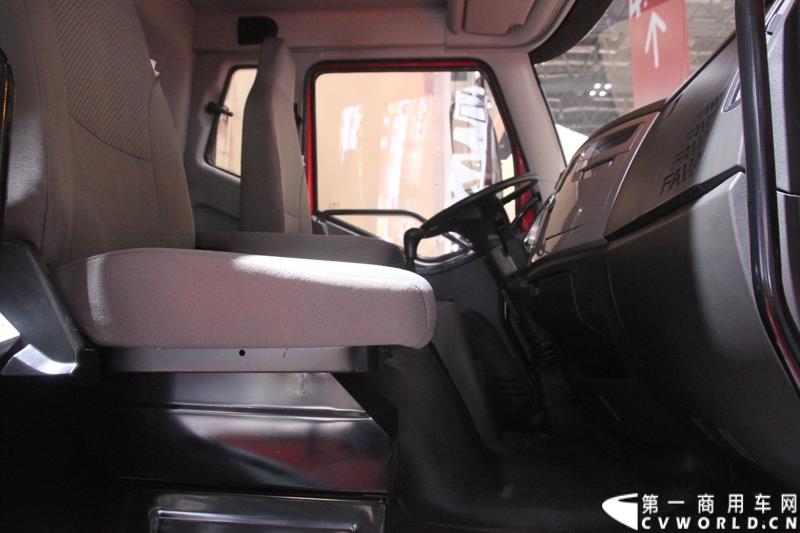 4月20日，万人瞩目的上海车展在上海国家会展中心开幕。作为中国商用车领域的“领航者”，重卡市场的“老大哥”，此次一汽解放携4款车型亮相展台，其中参展车型包括解放J6L载货车、J6领航版牵引车、J6F厢式车以及新车JH6高端重卡。图为解放J6L载货车