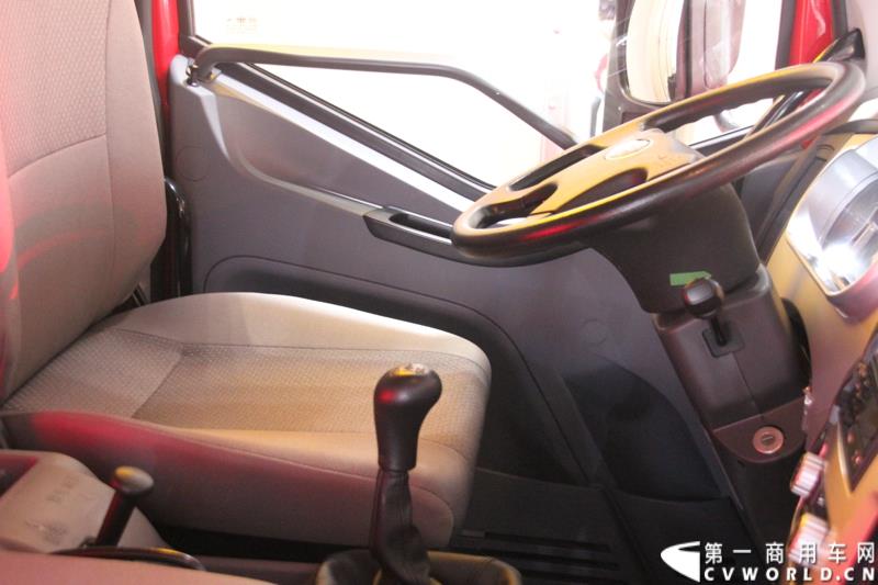 4月20日，万人瞩目的上海车展在上海国家会展中心开幕。作为中国商用车领域的“领航者”，重卡市场的“老大哥”，此次一汽解放携4款车型亮相展台，其中参展车型包括解放J6L载货车、J6领航版牵引车、J6F厢式车以及新车JH6高端重卡。图为解放J6L载货车