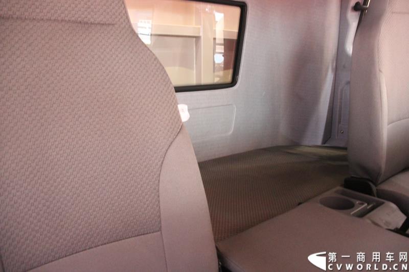 4月20日，万人瞩目的上海车展在上海国家会展中心开幕。作为中国商用车领域的“领航者”，重卡市场的“老大哥”，此次一汽解放携4款车型亮相展台，其中参展车型包括解放J6L载货车、J6领航版牵引车、J6F厢式车以及新车JH6高端重卡。图为解放J6L载货车