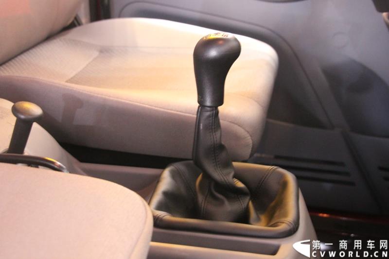 4月20日，万人瞩目的上海车展在上海国家会展中心开幕。作为中国商用车领域的“领航者”，重卡市场的“老大哥”，此次一汽解放携4款车型亮相展台，其中参展车型包括解放J6L载货车、J6领航版牵引车、J6F厢式车以及新车JH6高端重卡。图为解放J6L载货车